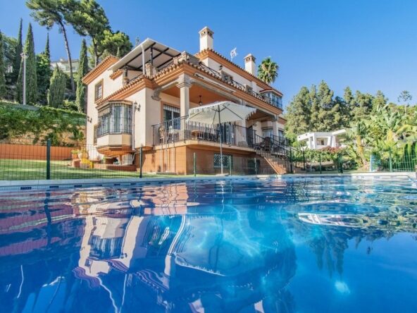 Villa de 5 dormitorios en Marbella 5 Bedrooms Villa in Marbella Vilă de 5 dormitoare în Marbella Villa de 5 chambres à Marbella