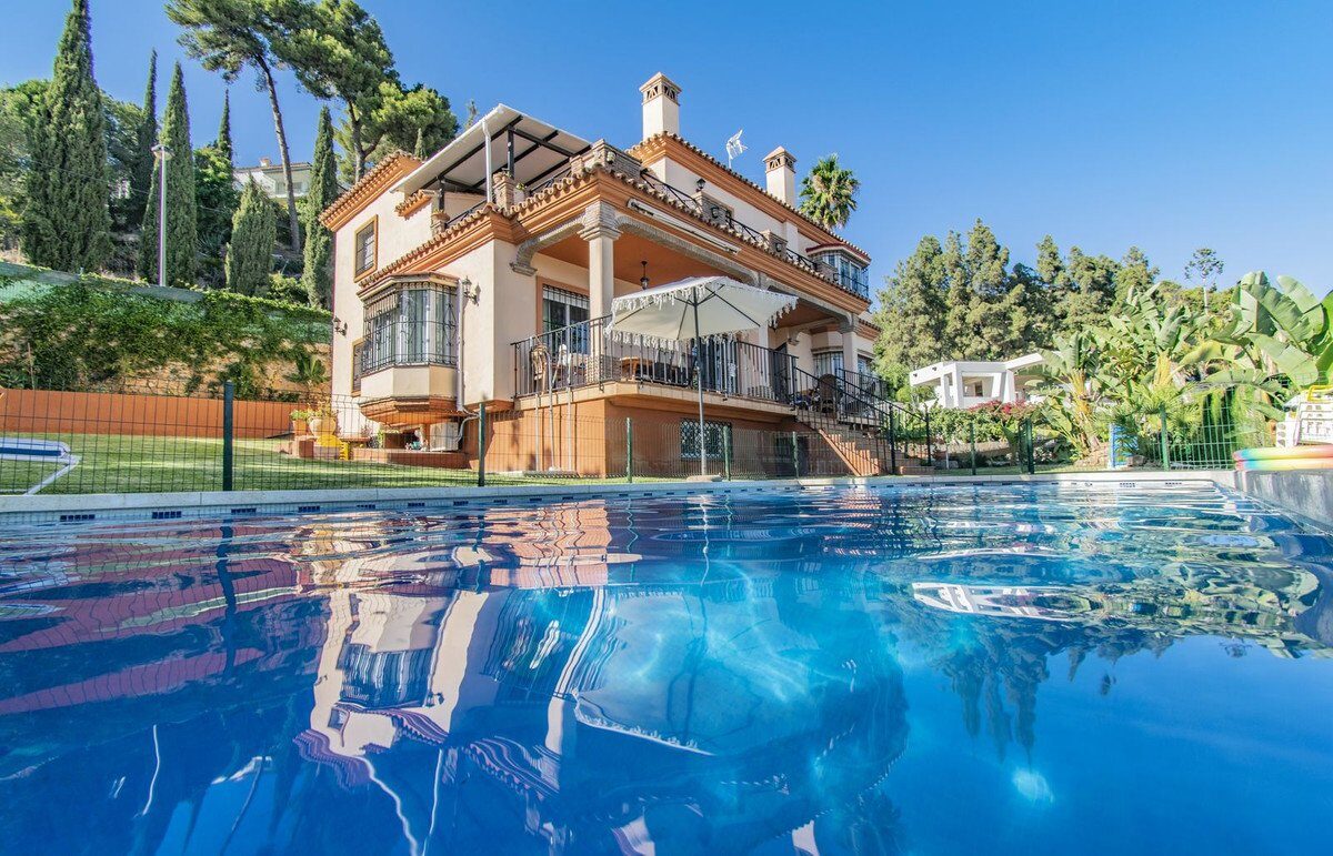 Villa de 5 dormitorios en Marbella 5 Bedrooms Villa in Marbella Vilă de 5 dormitoare în Marbella Villa de 5 chambres à Marbella