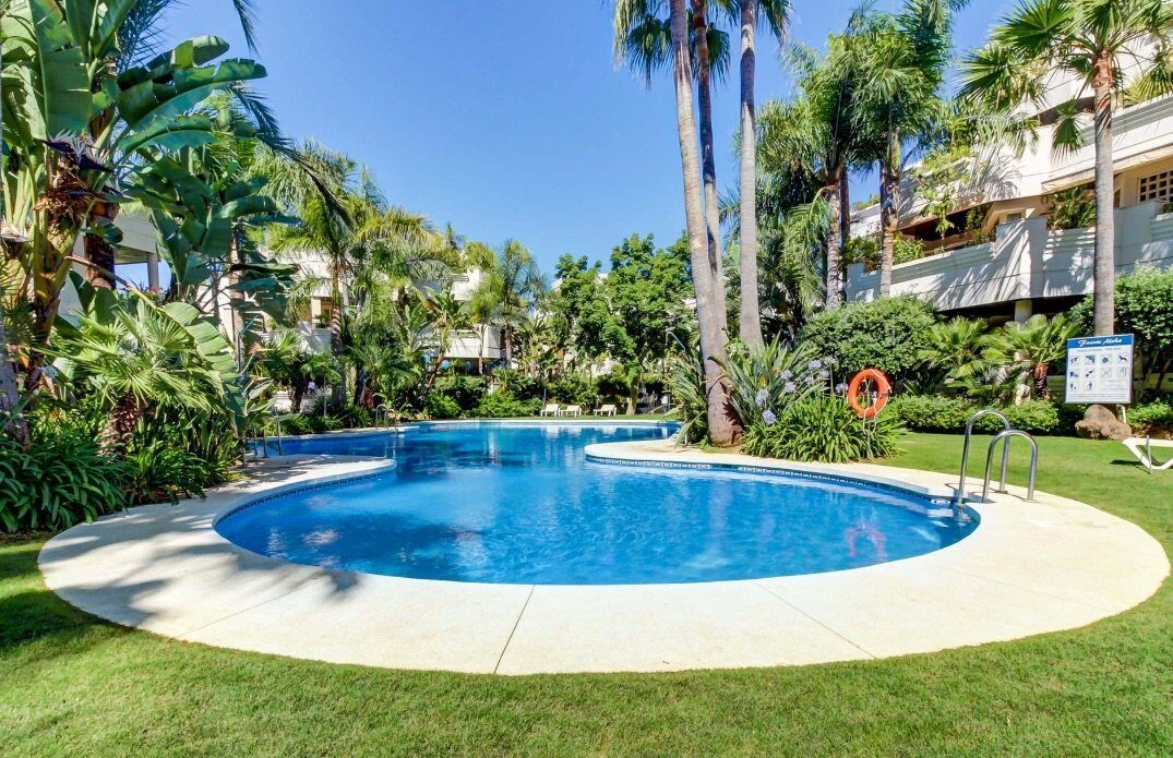 Spacieux appartement de 4 chambres au rez-de-chaussée à Nueva Andalucia, Marbella Amplio bajo de 4 dormitorios en Nueva Andalucia, Marbella Parter spațios cu 4 dormitoare în Nueva Andalucia, Marbella Spacious 4-bedroom ground floor apartment in Nueva Andalucia, Marbella